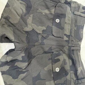 Prana Women's Halle Short II Size 6 Black and Grey Camo